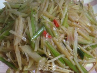 西芹土豆丝的做法步骤：2