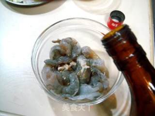 春季养生菜“桃仁炒虾球”的做法步骤：2
