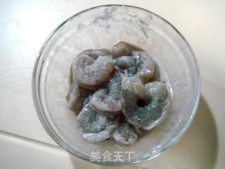 春季养生菜“桃仁炒虾球”的做法步骤：2