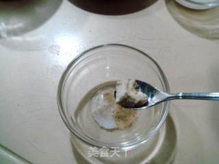 春季养生菜“桃仁炒虾球”的做法步骤：2