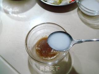 春季养生菜“桃仁炒虾球”的做法步骤：2