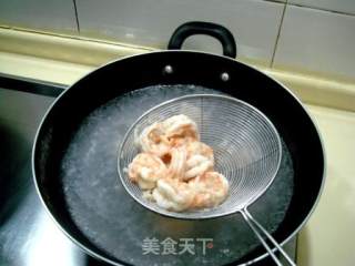 春季养生菜“桃仁炒虾球”的做法步骤：2