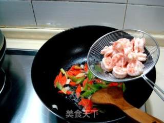 春季养生菜“桃仁炒虾球”的做法步骤：2