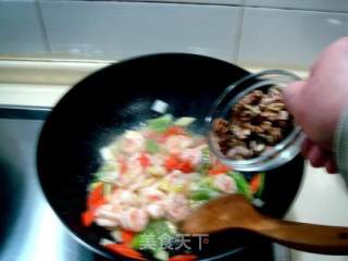 春季养生菜“桃仁炒虾球”的做法步骤：2