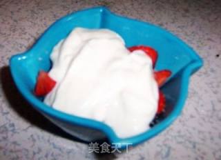 春季养生---草莓蜂蜜酸奶的做法步骤：4