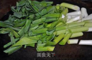 大蒜炒黑鱼片的做法步骤：3