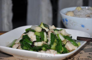 大蒜炒黑鱼片的做法步骤：3