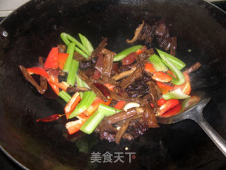 腊味炒熏笋的做法步骤：2