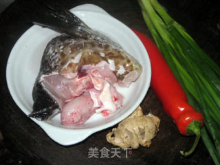 姜葱焖石斑鱼鸡的做法步骤：2