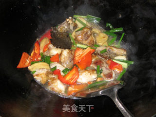 姜葱焖石斑鱼鸡的做法步骤：2