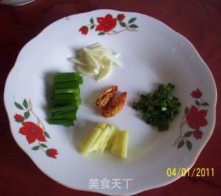 愚人节的菜肴——雪菜红烧大肠的做法步骤：2