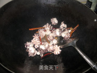 蚝油尖椒炒章鱼仔的做法步骤：4