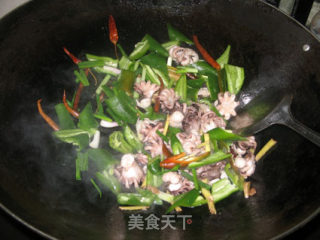 蚝油尖椒炒章鱼仔的做法步骤：4
