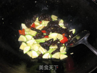 西葫芦炒鸡蛋的做法步骤：4