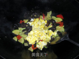 西葫芦炒鸡蛋的做法步骤：4