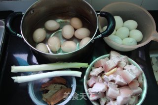妈妈的拿手菜~~五花肉炖蛋的做法步骤：2