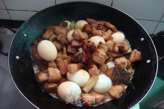 妈妈的拿手菜~~五花肉炖蛋的做法步骤：2