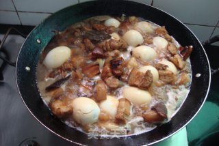 妈妈的拿手菜~~五花肉炖蛋的做法步骤：2