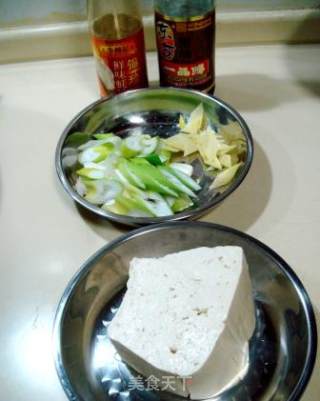 春季家庭养生菜“姜葱烧豆腐”的做法步骤：2