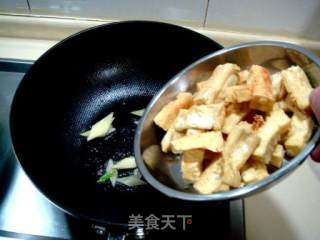 春季家庭养生菜“姜葱烧豆腐”的做法步骤：2