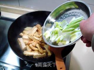 春季家庭养生菜“姜葱烧豆腐”的做法步骤：2