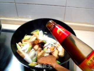 春季家庭养生菜“姜葱烧豆腐”的做法步骤：2