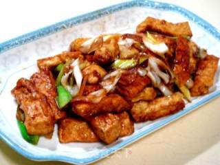 春季家庭养生菜“姜葱烧豆腐”的做法步骤：2