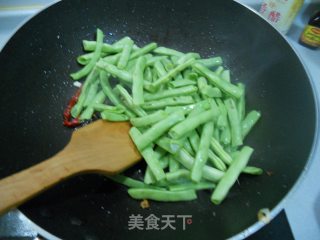 豆角炒肉的做法步骤：2