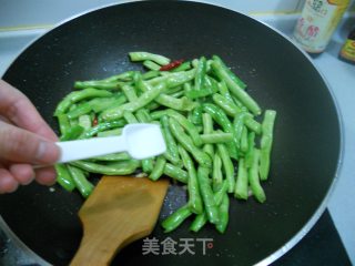 豆角炒肉的做法步骤：2