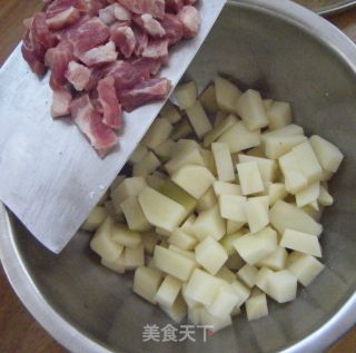 土豆肉丁盖浇饭的做法步骤：2