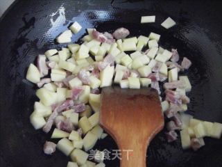 土豆肉丁盖浇饭的做法步骤：2