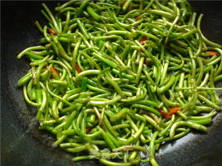 春天的野菜－清炒芦篙的做法步骤：3