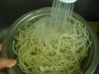 油泼金针菇的做法步骤：3