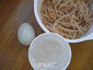 百样搭配的小菜-----鸭蛋咸菜饼的做法步骤：2