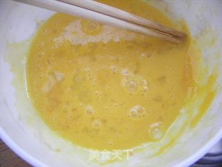 百样搭配的小菜-----鸭蛋咸菜饼的做法步骤：2