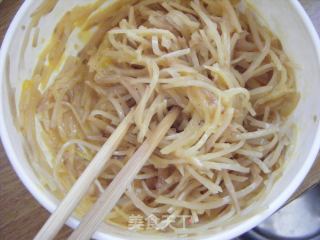 百样搭配的小菜-----鸭蛋咸菜饼的做法步骤：2