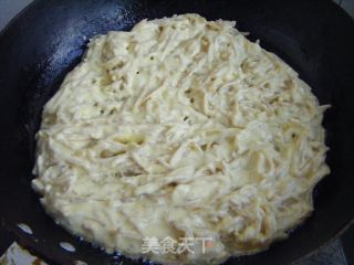 百样搭配的小菜-----鸭蛋咸菜饼的做法步骤：2