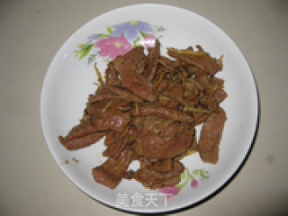 青瓜炒猪肝的做法步骤：2