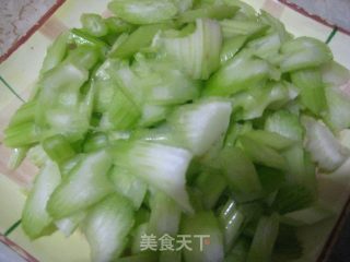 西芹豆腐炒肉的做法步骤：2