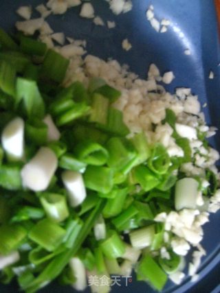 西芹豆腐炒肉的做法步骤：2