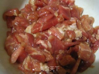 西芹豆腐炒肉的做法步骤：2