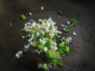 西芹豆腐炒肉的做法步骤：2