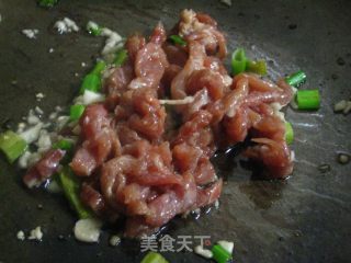 西芹豆腐炒肉的做法步骤：2
