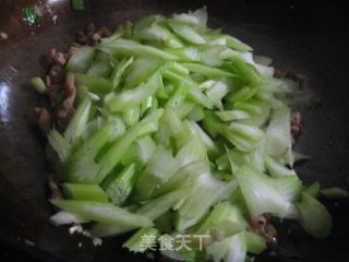 西芹豆腐炒肉的做法步骤：2