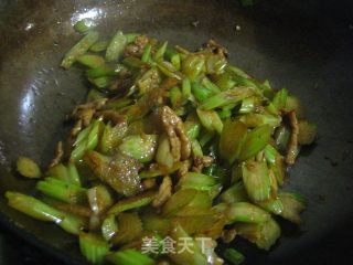 西芹豆腐炒肉的做法步骤：2