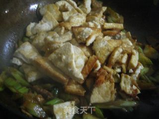 西芹豆腐炒肉的做法步骤：2