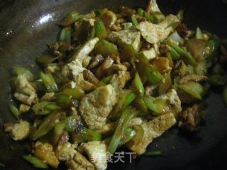 西芹豆腐炒肉的做法步骤：2