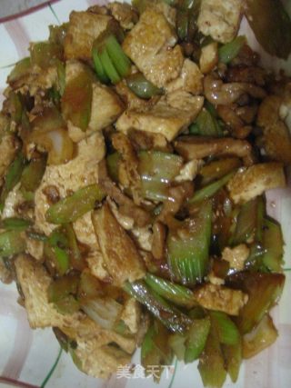 西芹豆腐炒肉的做法步骤：2