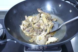 简单美味的---酱油焖鸡的做法步骤：2