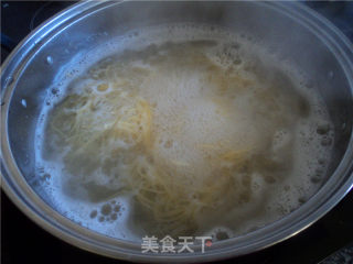 肉丝马齿苋汤面的做法步骤：2